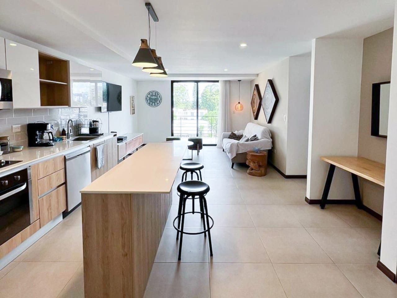 Apartamento amueblado en renta | MIRA, zona 10 — foto 1 de 10